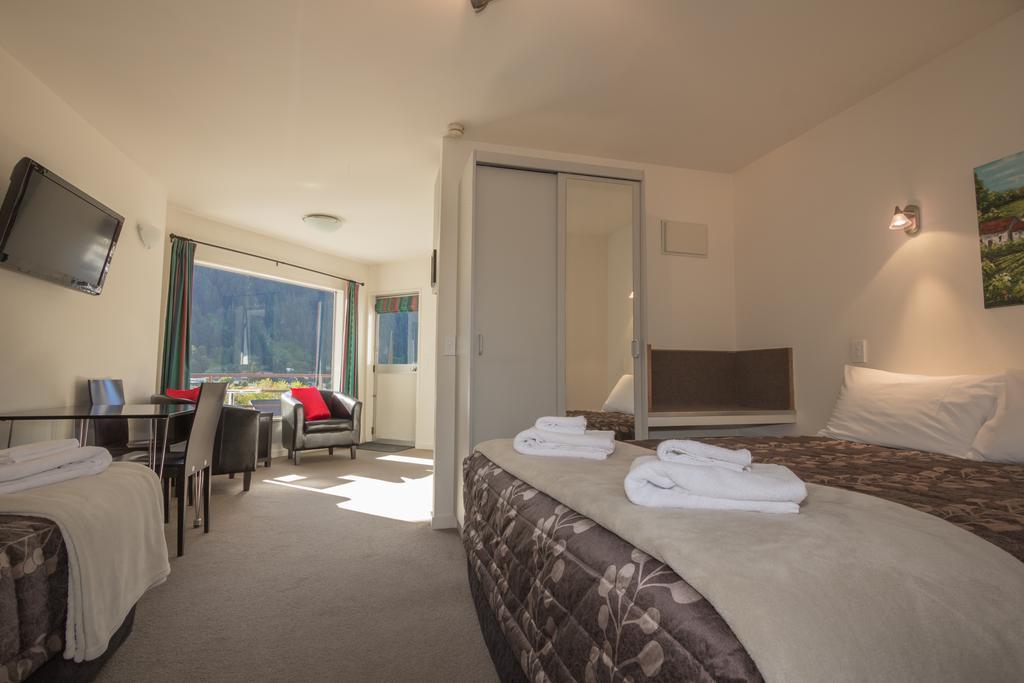 Caples Court Motel & Apartments Квинстаун Экстерьер фото