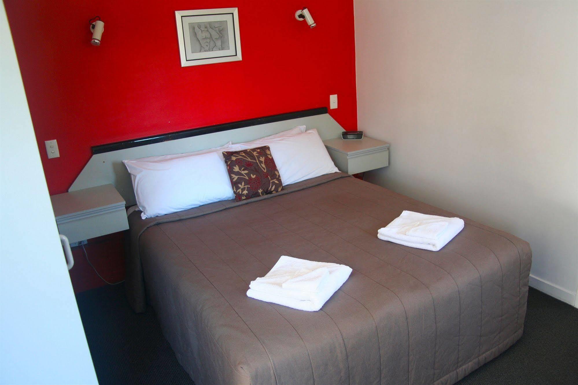Caples Court Motel & Apartments Квинстаун Экстерьер фото